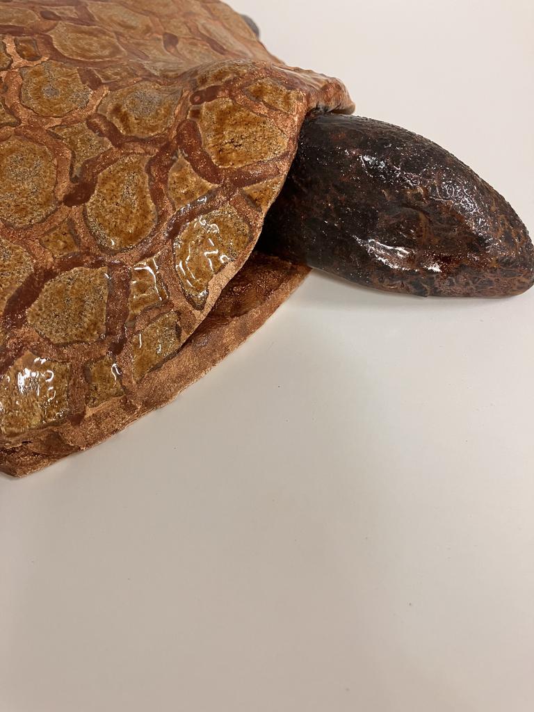 Une tête de tortue réalisée en poterie
